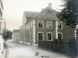 "Gamle Molde", Latinskolen til høyre..Utskjæringene har mye 