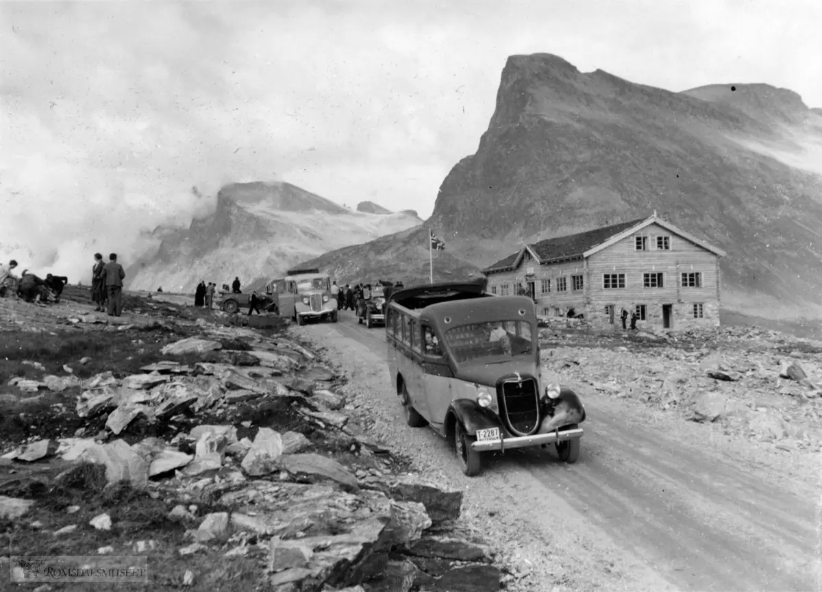 Restauranten som ble tatt av snøras etter 1956 engang..Den nærmeste bussen er registret T-2287. Det var en Ford "solskinnsbuss" (m/ kalesje) modell 1935. Den hadde 20 sitteplasser. Bussen tilhørte Aarø Automobilselskap i Molde. Bussen var i bruk seinest i 1947.