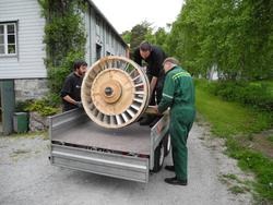Bjørn Austigard lager kvennkall til kverna på Nesset presteg