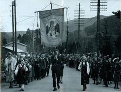 !7 mai 1957.
Fana til Herad Skule.
Fanebærar:Torbjørn Gran