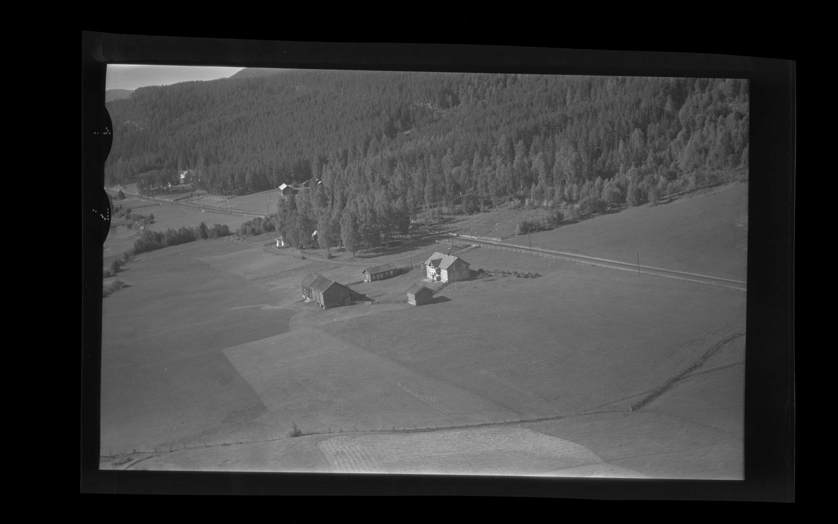 Flyfoto av Rudningen.
Stabbur,låve og bolighus.