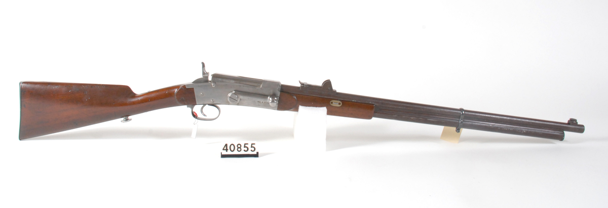 Krag 4``` magasingevær fra 1869 med relatvit åpent rørmagasin under pipen.