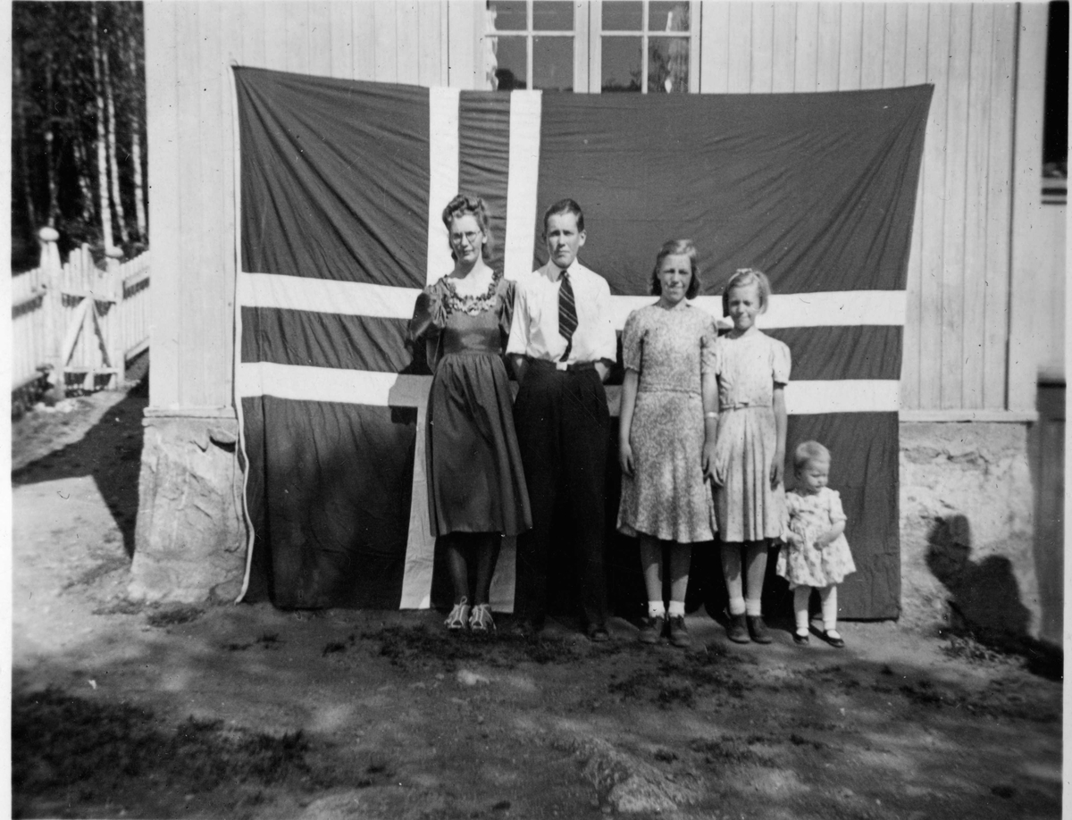 Flagg,kjole,bukse og slips.
frå v.Birgitte Hansegård,Torstein E.Hansegård,Turid Hansegård,
Signe Hansegård og Liv Gerd Hansegård.