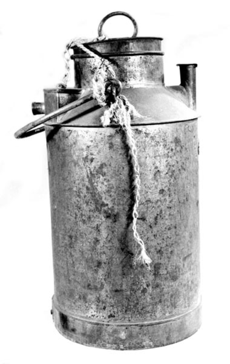 Transportspann for fiskerogn, til feltbruk, oppfunnet av Jakob Nilsen Berger (1850-1934) fra Jevnaker før 1900. Den nedre delen av spannet, i 31,2 centimeters høyde og med 22,5 centimeters diameter, er sylindrisk. Ovenfor dette har spannet innoverskrånende «skuldre» mot en 5 centimeter høy hals med 13,3 centimeters diameter, som også er sylindrisk. Spannet er 40,8 centimeter høyt. Fra den skrå skuldra er det inntappet et vinklet rør som ender i den nedre delen av spannet, under et finmasket nettingdeksel. På motsatt side av spannet er det påloddet et «hus» av blikk. Fra denne komponenten stikker det ut en snaut 2 centimeter lang rørtapp. Den innoverskrånende skuldra har også to påklikete ringer - plassert diametralt overfor hverandre. De tjener som hengslingspunkter for en bærehank, ei bøyle som er lagd av snaut 8 millimeter tjukk ståltråd. Spannet kviler på et 3,7 centimeter bredt stålband som er fastloddet nederst på den sylindriske delen av beholderen. Spannet har et lokk, der overflata har en diameter på drøyt 13,5 centimeter. Lokkets sideflater er sylindriske, 5,1 centimeter høye og med 12,8 centimeters diameter. Disse tres ned på innsida av spannets krage. Sentralt på oversida av lokket er det påloddet ei blikkplate med en ståltrådring som brukes til å løfte lokket.

På spannets yttervegg er det påloddet ei oval messingskive med teksten: «OLSEN & NILSEN  KOB. OG BLIKKENSLAGERE  HØNEFOSS». Dette må ha vært firmaet som lagde spannet.