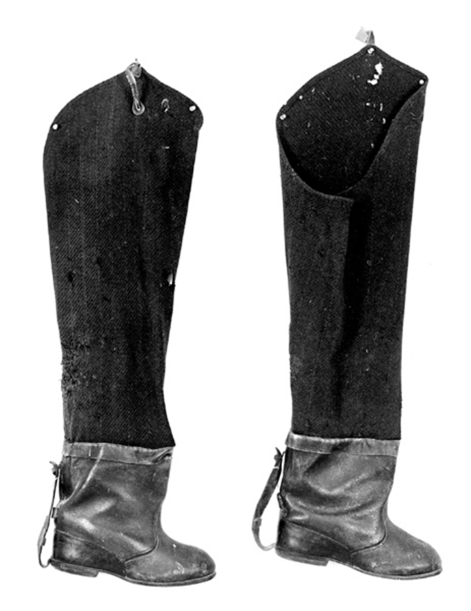 Kjørestøvlene er sydd av lær og har tøyskafter av svart ullstoff. Sålene er plugget. Støvlene er innlevert i forbindelse med opprydding på gården Nyjordet etter Elbjørg Grindalen Walmsnes, dødsbo. 