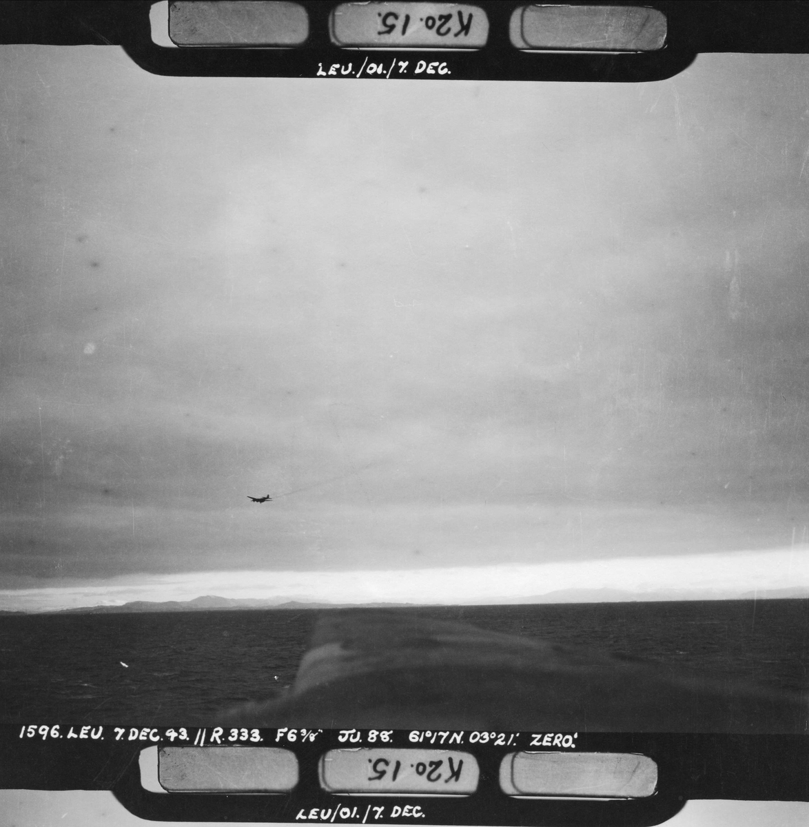 En Junkers Ju 88 blir forfulgt og angrepet av en Mosquito fra 333 skvadronen, 7. desember 1943.