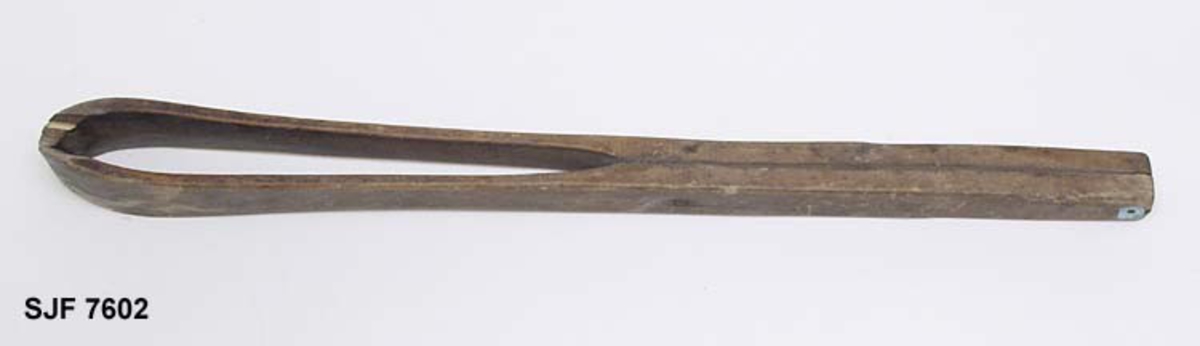 Form: Lang
Skomakerklemmen er satt sammen av stålstifter og stålplater (ant). Verktøyet ble brukt av Jakob Aasen under sying av knivslirer. 