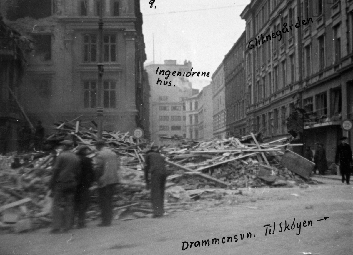 Nyttårsaften 1944 ble Victoria Terrasse i Oslo bombet av allierte fly. Dette var tilholdsstedet for Sipo i Norge, men var mest kjent som Gestapos hovedkvarter. Hovedkvarteret fikk bare mindre skader i angrepet, men mange hus i nærheten ble påført store ødeleggelser, og mange sivile ble drept. Spesielt hardt gikk det ut over en trikk på Drammensveien, som ble truffet av en 1000 punds bombe. Bomben eksploderte mindre enn en meter over Oslo Sporveiers vogn nr. 115 på rute 2, Majorstua-Gamlebyen, og alle ombord, bortsett fra konduktøren og tre passasjerer, omkom. Piloten på det ene bombeflyet, Flight Lieutenant Wilfred Yeadell fra RAFs 627 skvadron, fikk senere høre om trikkens skjebne. Tanken på at det høyst sannsynlig var en av hans bomber som førte til katastrofen, forfulgte ham resten av livet. Til sammen døde 79 nordmenn og 27 tyskere i angrepet.

Drammensveien 2 (bildet) fikk store skader i angrepet.