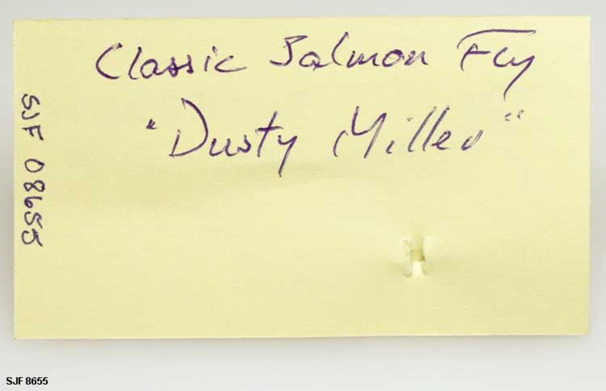 Lakseflue bundet etter mønster fra T. E. Pryce Tannat's bok: How to dress Salmon Flies. 1914. Flua er en Classic Salmon Fly med navnet "Dusty Miller". 