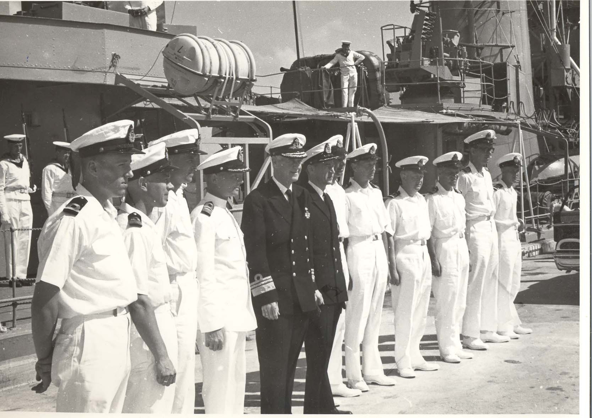 Enkeltbilde. C-kl jager, KNM Bergens tokt til Key West i 1962. admiralen poserer sammen med fartøyets offiserer.