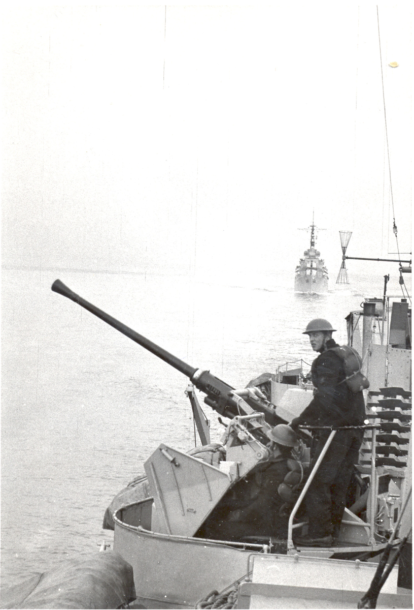 Forsvarsminister Knutsens besøk i Horten 1954. Ombord i jageren "Oslo". Jageren "Stavanger" i bakgrunnen.