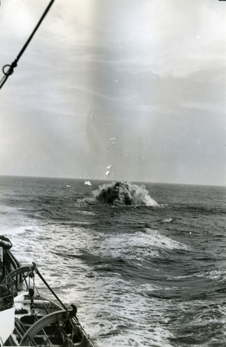 Album Glaisdale
H.Nor.M.S. "Glaisdale". Fotograf: Ltn. Holter.
Destroyeren "Glaisdale" under angrep av ubåt i Atlanterhavet. Bildet viser en dypvannssprengning.