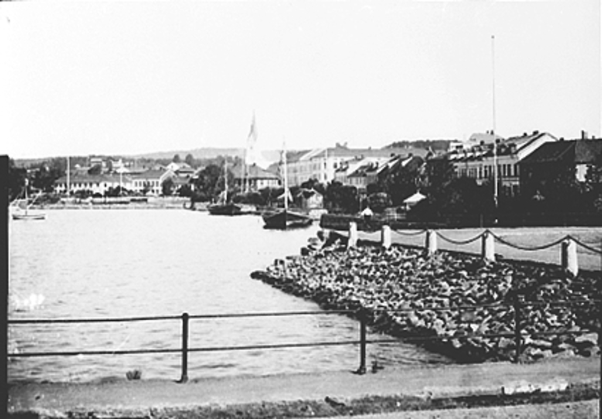 Hamar by sett fra Jernbanebrygga, mjøsbåter i Hamarbukta, seiljakter, Strandgatehagene, 

