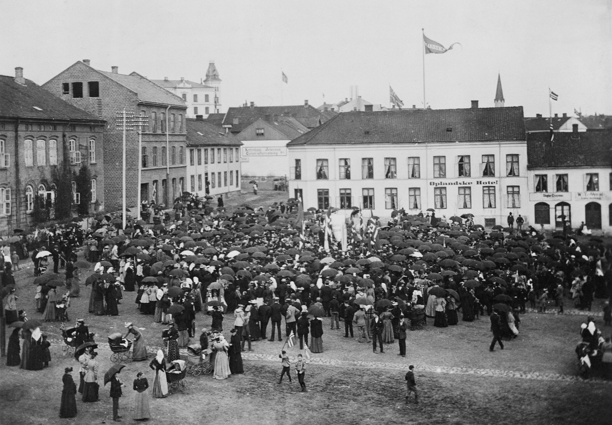 Demonstrasjonstog på Stortorget i 1893 for "almindelig stemmerett".