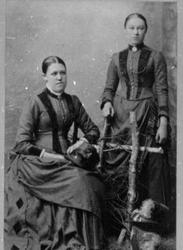 To damer. Christiane Storihle f. 19.4 1870, Tora STorihle f.