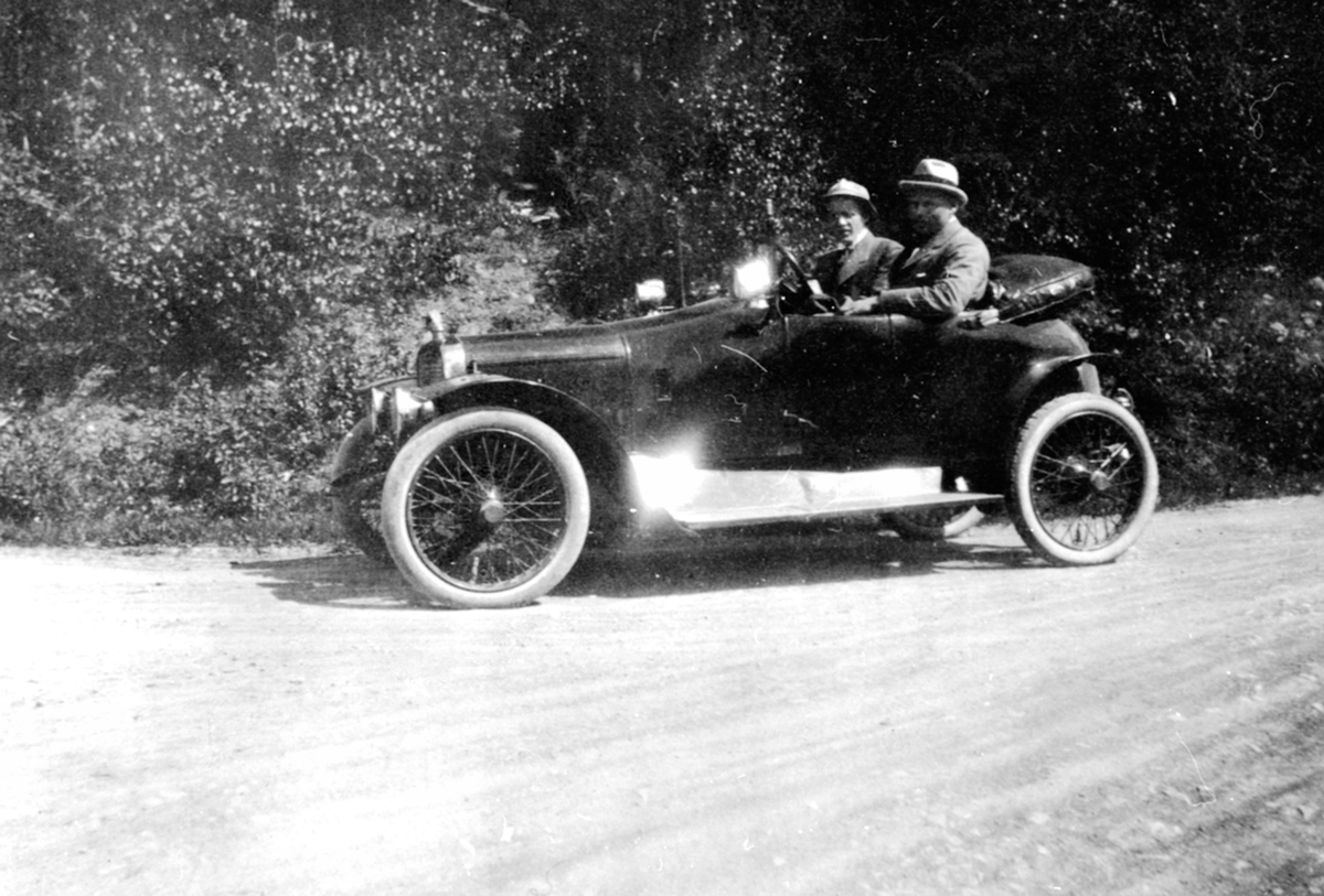 To menn i en Adler bil, modelle 1914, D-53. Løken fra Granerud gård, Brumunddal på biltur. Bilen tilhørte dir. Karl Løken.