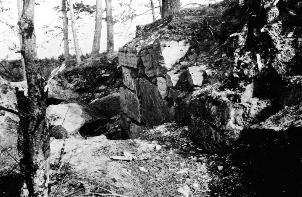 Rester av murverk på nordveggen utvendig mot vestveggen av Mjøskastellet, Steinsholmen, Ringsaker.