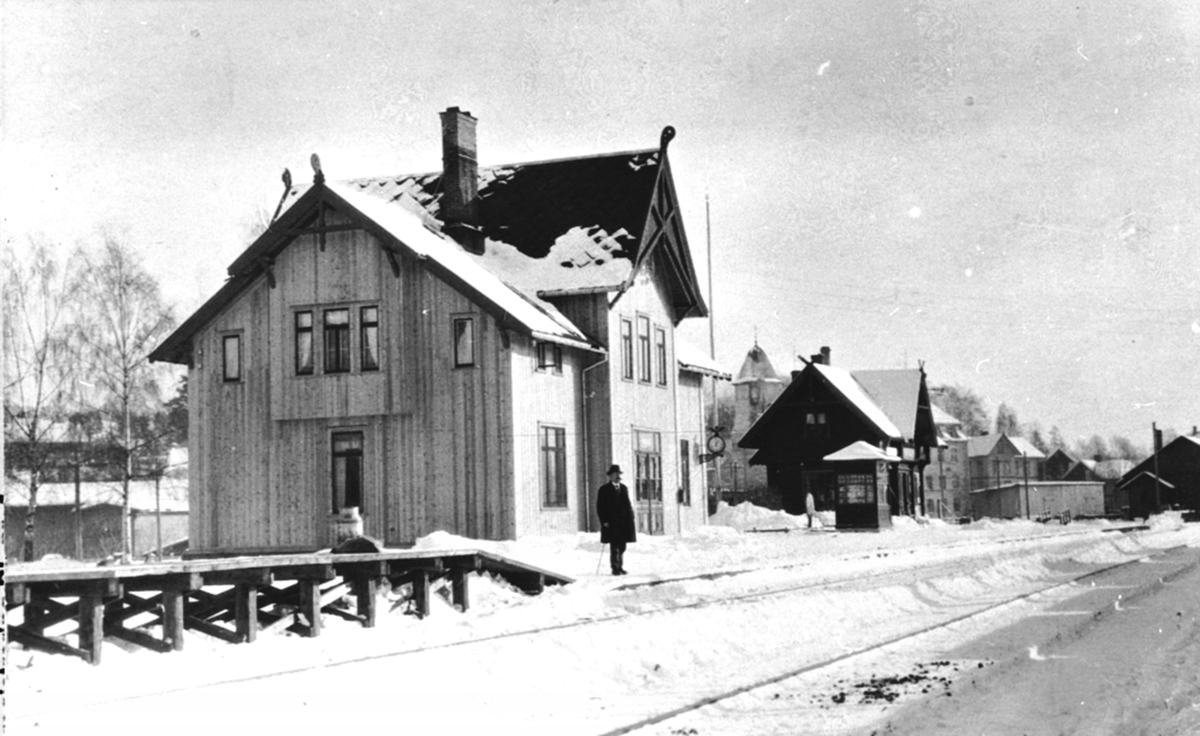 Eksteriør, Brumunddal jernbanestasjon, kiosk, lager, melkerampe, stasjonsbygning med ny panel. Stasjonsmester Nordhagen.