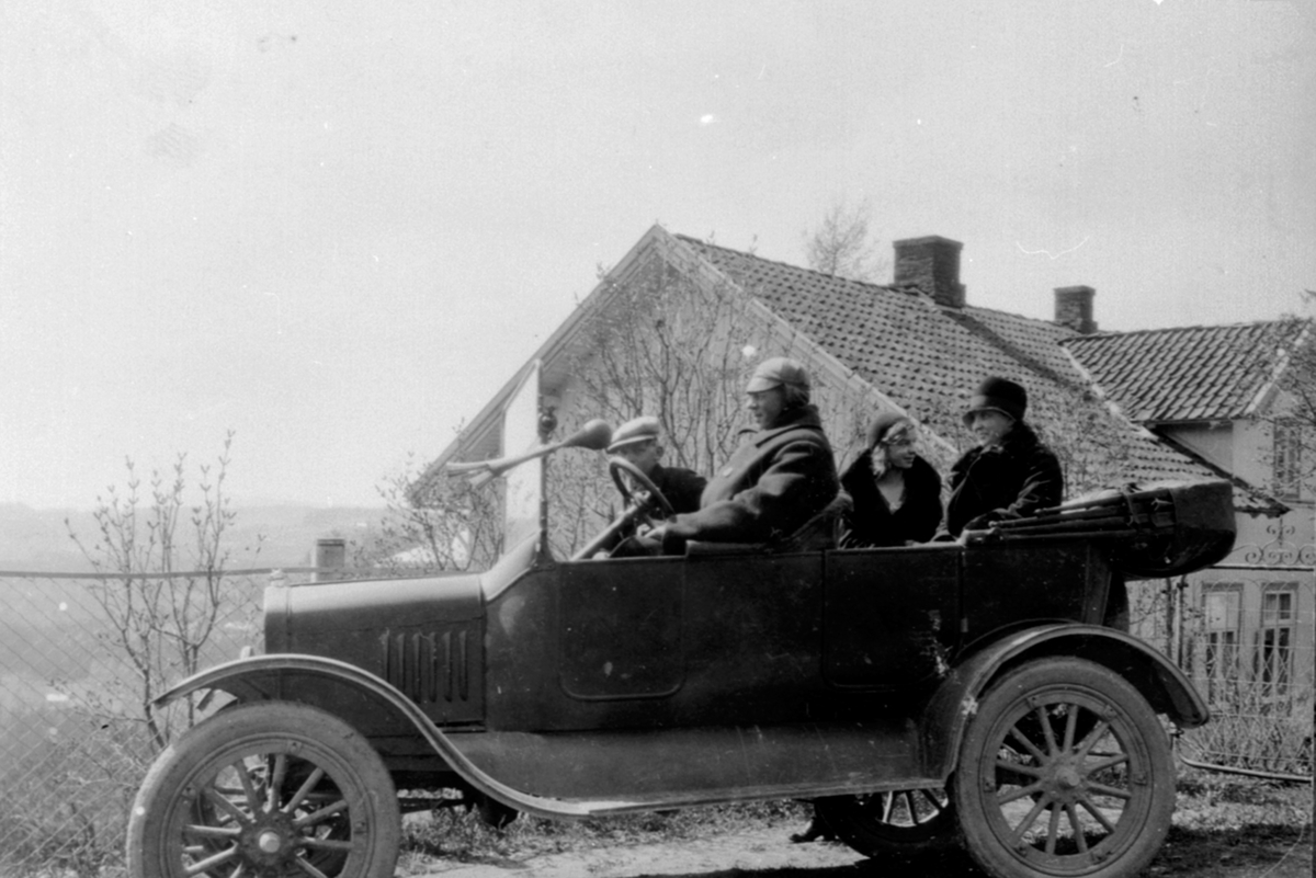 På biltur i Veldre, Ringsaker i Ford 1918 modell. Sjåfør er Iver Heramb med Ole, Heramb, Agnes Heramb Syverud og Olava Heramb i bilen.
