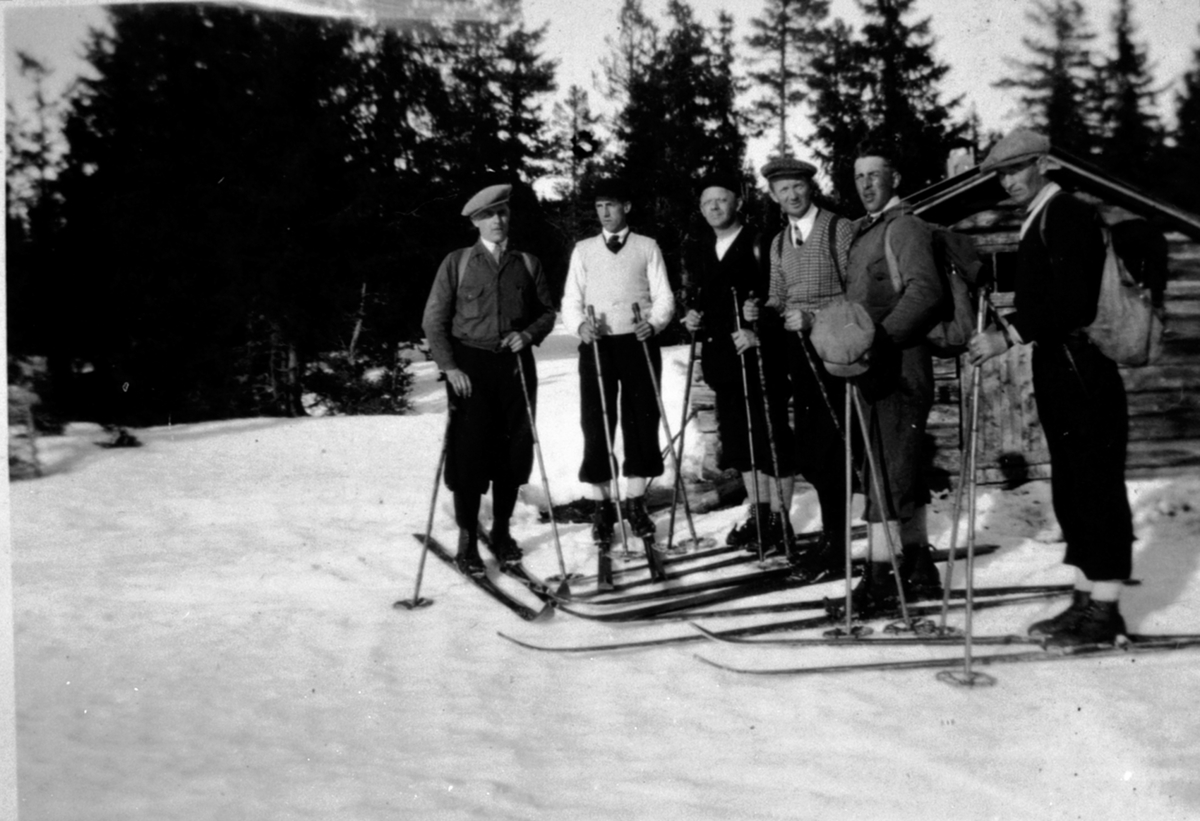 Gruppe skiløpere ved Sponberghytta, Philske sameie, Ringsakerfjellet. Fra venstre er Reidar Børke, Tore Rustadbakken, Chr. Solberg, Ole Solberg, Mikael Solberg, Mikkel Helseth.