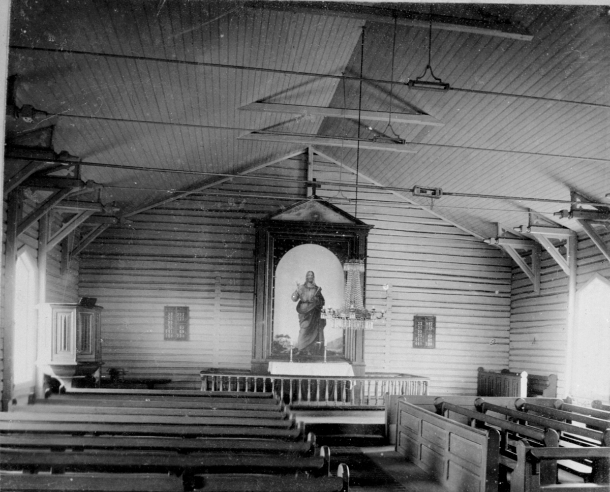 Interiør i Helgøya kirke med den gamle altertavle. Ny altertavle ble innviet i 1953.