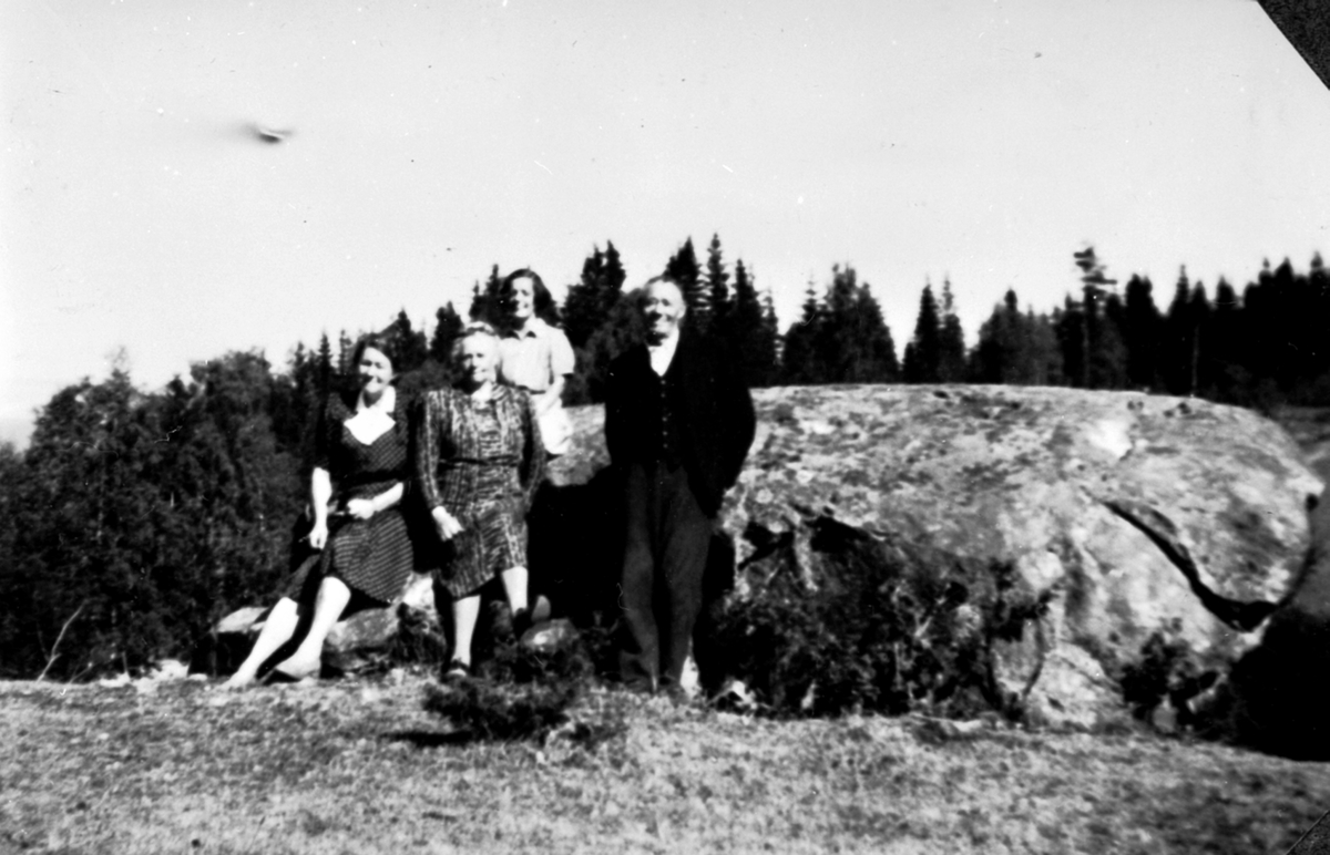 Familien Randby på tur ved trollstein på Åsbakken, Helgøya. Fra venstre er Ragnhild Dagmar (1894-1965), Hanna,  Helene (1914-1968), Gustav (1869-1952).