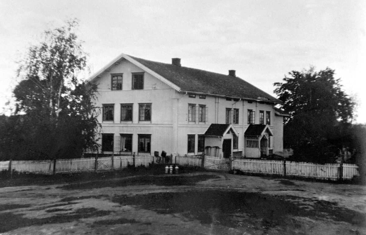 Gardstun, Skjønsby gård, Gaupen, Ringsaker. Voksne og barn foran hovedbygningen.