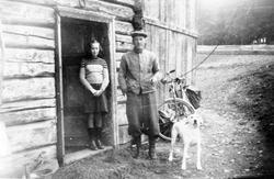 Kolbjørn Mathiasen Grøtlien (1898-1964) med hund utenfor hus