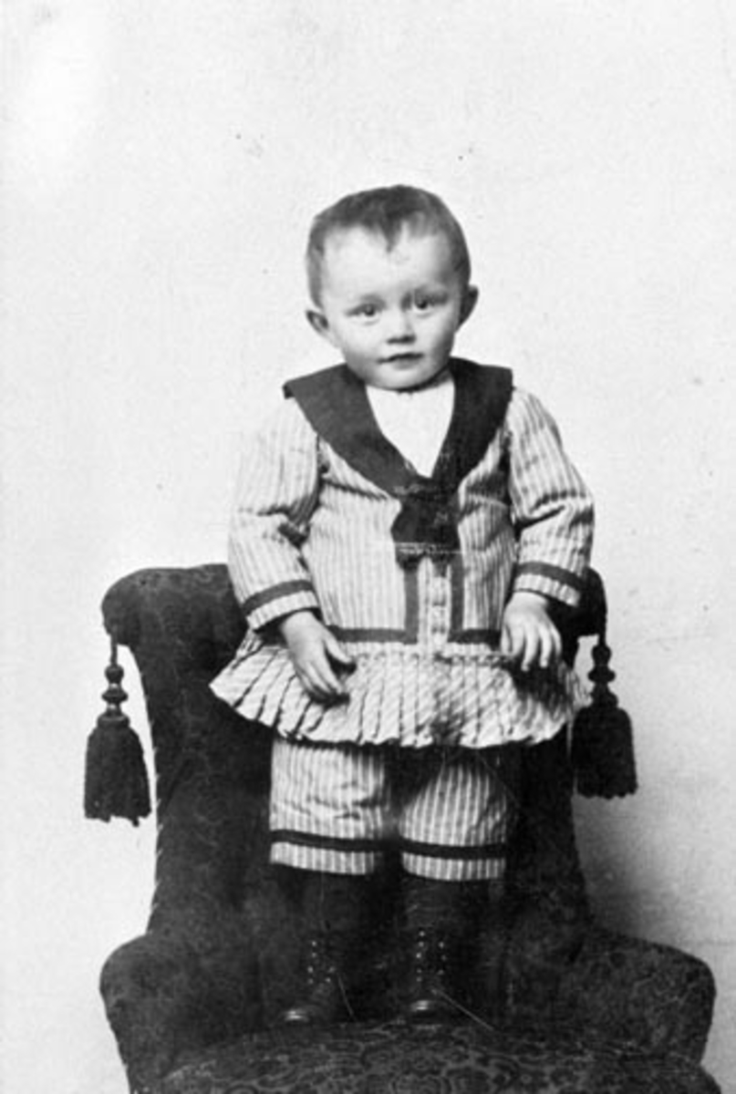 Portrett av liten gutt. Ole Røhnebæk f.1893. Sønn av Nils Røhnebæk og Klara Svartshoel. Kvam, Nes, Hedmark.