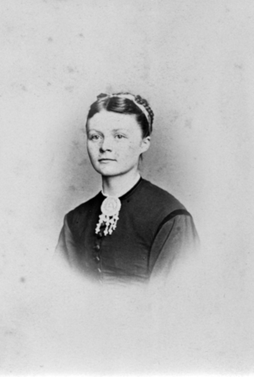 Portrett, Anne Berner f.1850 Hundskjold, hustru til Aksel Berner.