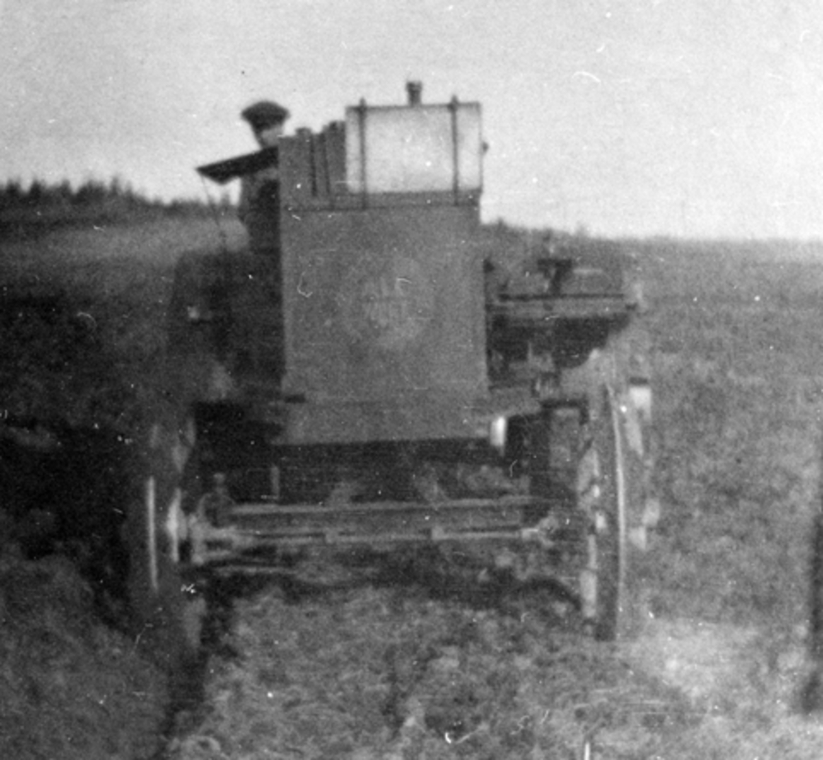 Traktor Allwork 14-28, pløying på Hoel gård, Nes, Hedmark.