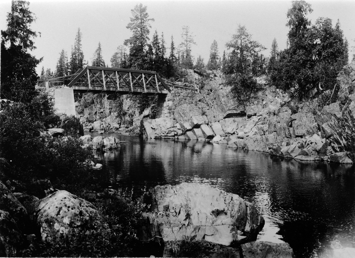 Brua over Åsta mot Bjønnåsen. Ca. 1930-35.