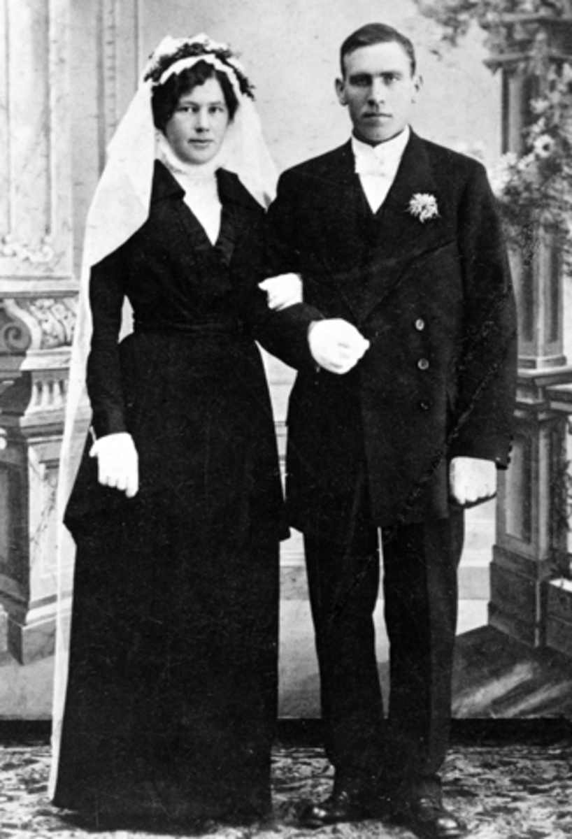 Mina født Mauseth (21/7 - 1892) og Kristian Dahlsveen (9/7 - 1885), gift (19/11 - 1914, Furnes, Ringsaker.