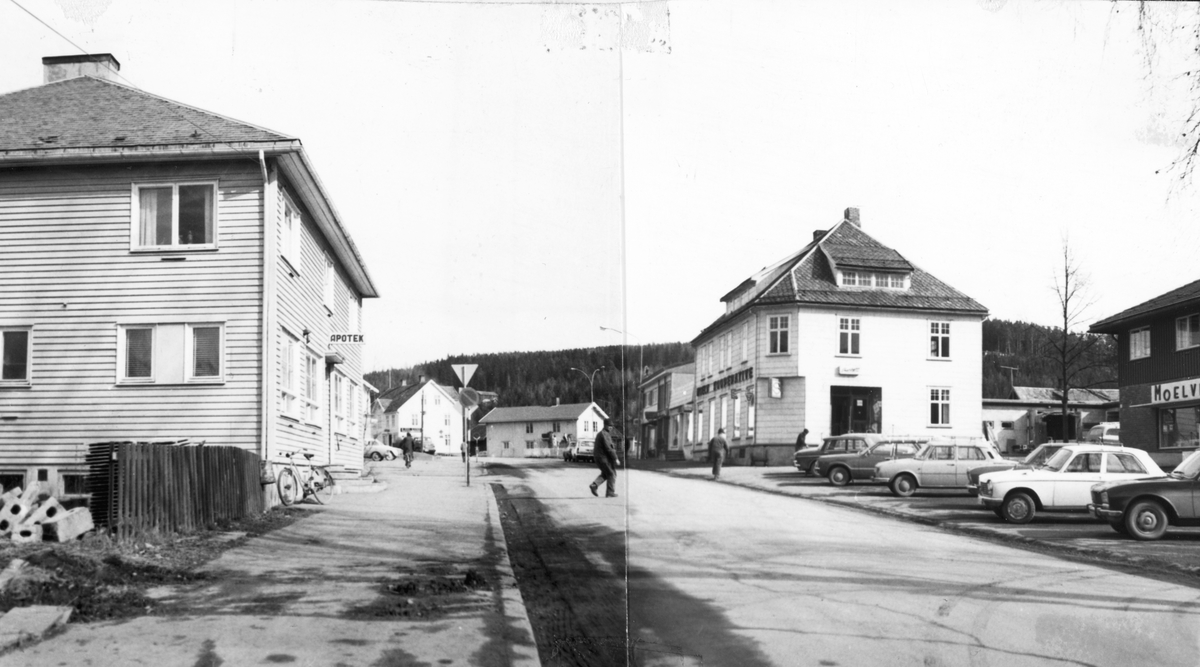 Åsmarkvegen i Moelv., t. v. Apoteket, t. h. Moelv kooperative og meieriet. Ca. 1968-1970. 