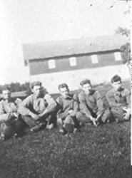 GRUPPE: 5 ARBEIDERE FORAN FJØSET, FRA VENSTRE: OLE HEGGELUND