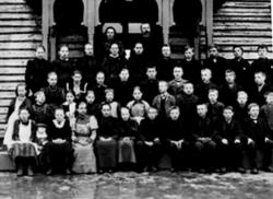 GRUPPE: 43 SKOLEELEVER, FARMEN SKOLE, LÆRER STUBSTAD BAK TIL