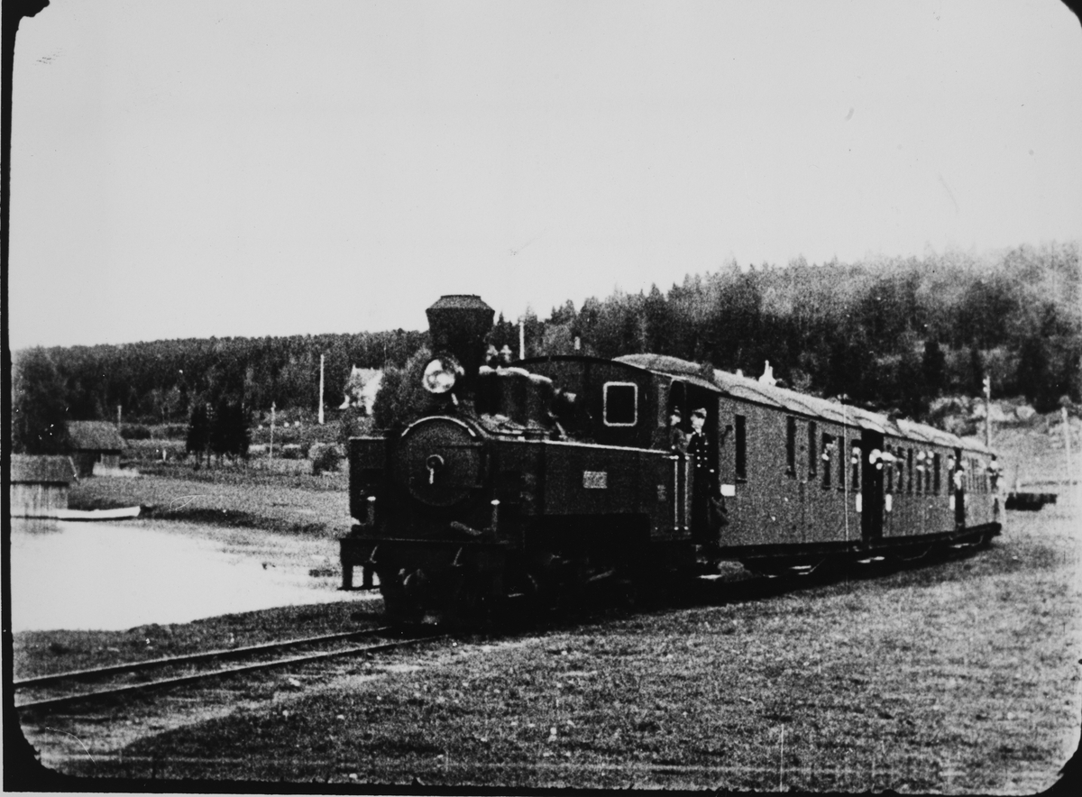 Lok 4 SETSKOGEN med ekstratog ankommer brygga på Skulerud. Fra pressens befaring på Urskog-Hølandsbanen og Haldenkanalen 2.6.1927.