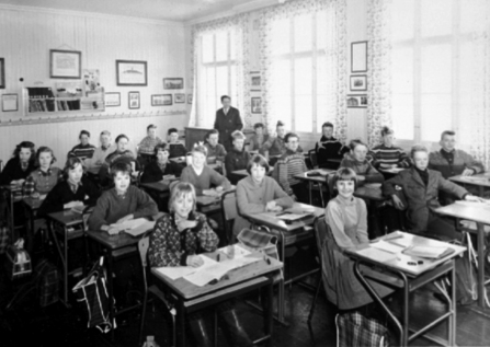 ØSTVANG SKOLE, SKOLEKLASSE MED LÆRER FOSSUM, INTERIØR KLASSEROM,  SKOLEPULTER - Anno Domkirkeodden / DigitaltMuseum