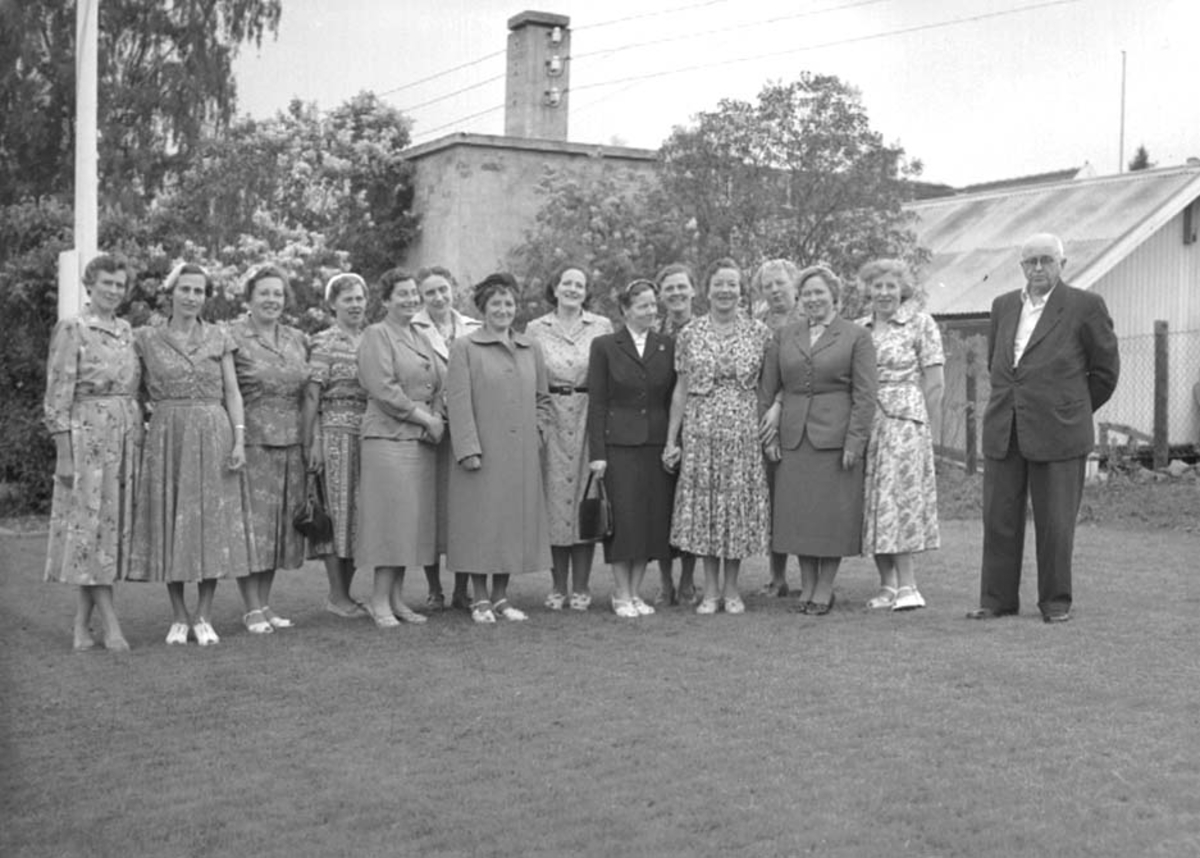 GRUPPE:15 ELDRE ELEVER VED MEIERISKOLEN, MEIERIBESTYRER JOHAN KJELSBERG, STANGE MEIERI. Nr 2, av damene, fra høyre er Eli (f. Spangen) Røhne. Nr 1 fra venstre er Åse (f. Nordbryn) Bryni
