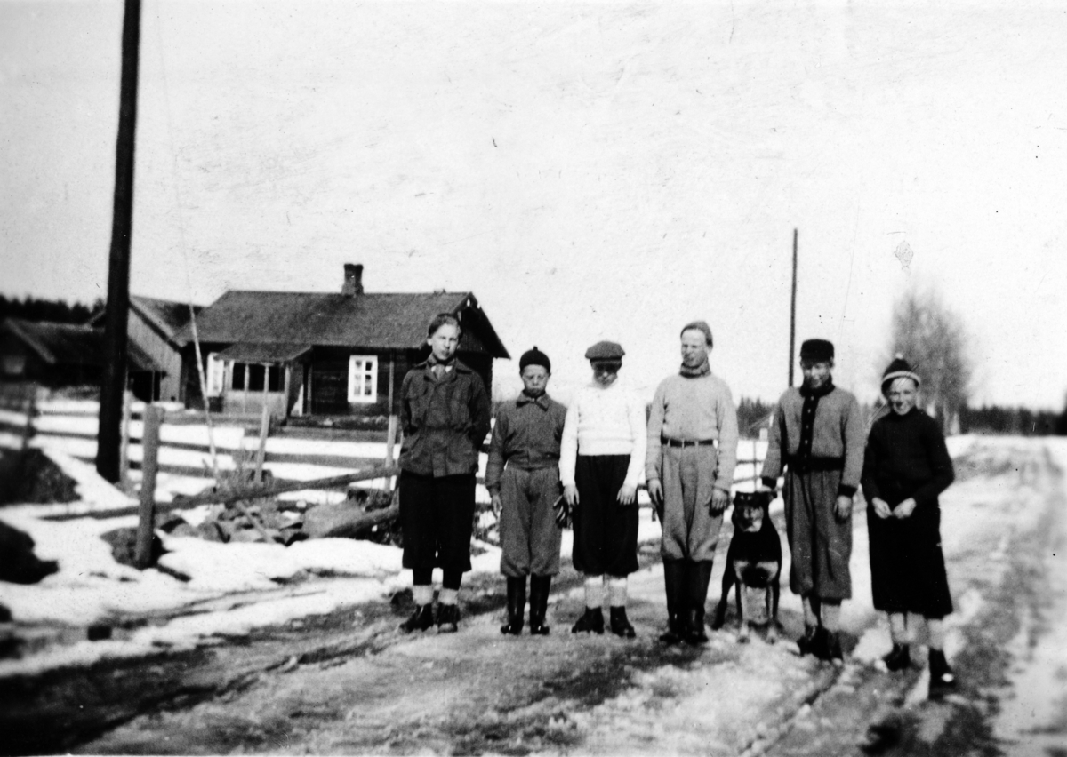 Marken i Romedal. F. v Erling Nygårdsmoen, Peder Fossengen, Erling Knutsen, Paul Frydenlund, Ingvald Østerhagen Ingvaldsen og Torbjørn Granberg. 1945