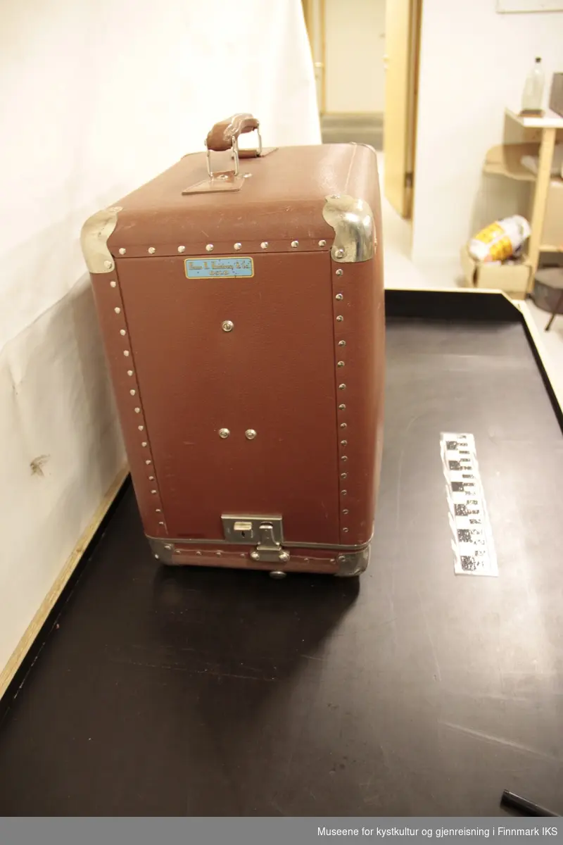 8 mm smalfilmframviser med høyttaler i kabinettet (stemplet HHK16 over på utsiden).