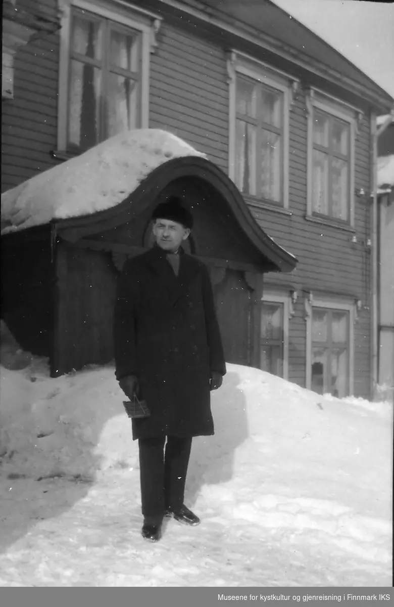 Margido Daldorff foran inngangspartiet på Andrea Daldorff-gården. Gården har buet inngang, tre kvister på fasaden mot Sandslettgaten, med utskjæringer på raftbordene og mønekam med smijernslister. Ca 1926