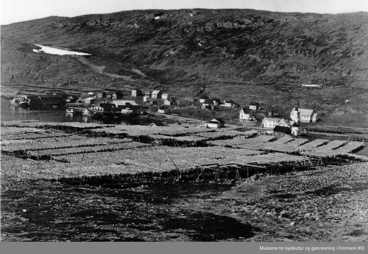 Kongsfjord, oversiktsbilde fra St.Hans-haugen mot Guldbrandsenbruket, ca 1950