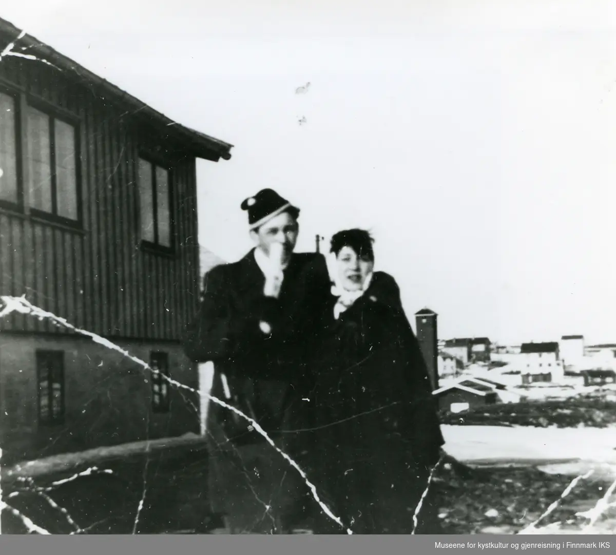 Ingunn Rasmussen gift Sandtrøen og Yngvar Bergli, Gamvik utenfor huset til Hjørdis Leion. 1960-tall.