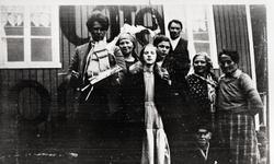 Gruppe utenfor Karen Sannes Cafe' i Hornvika. F.v.: kunstmal