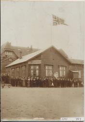 Folkemengde foran losje "Midnatsolen"