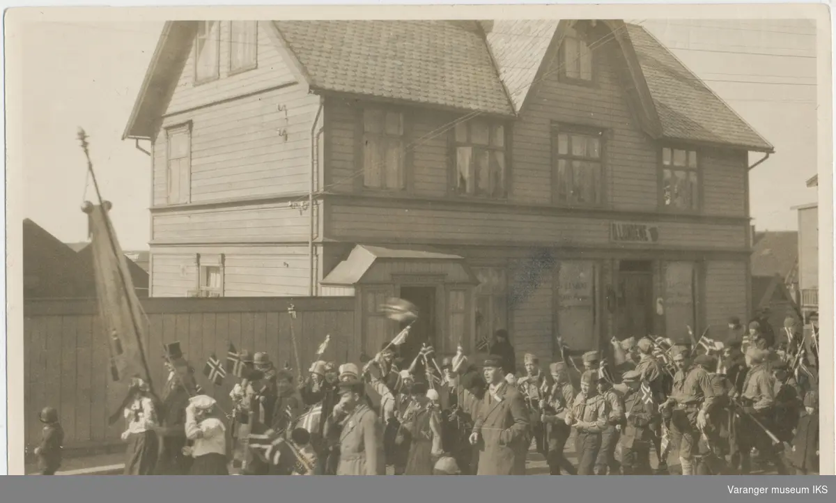17. mai-tog passerer O. Lundenes forretning i Strandgata, ca. 1930