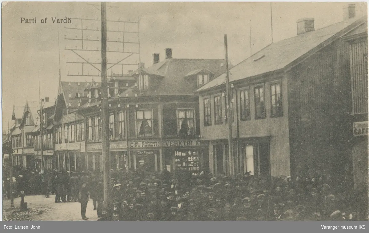 Postkort, folkemengde i Strandgata, sett mot nord, ca. 1910