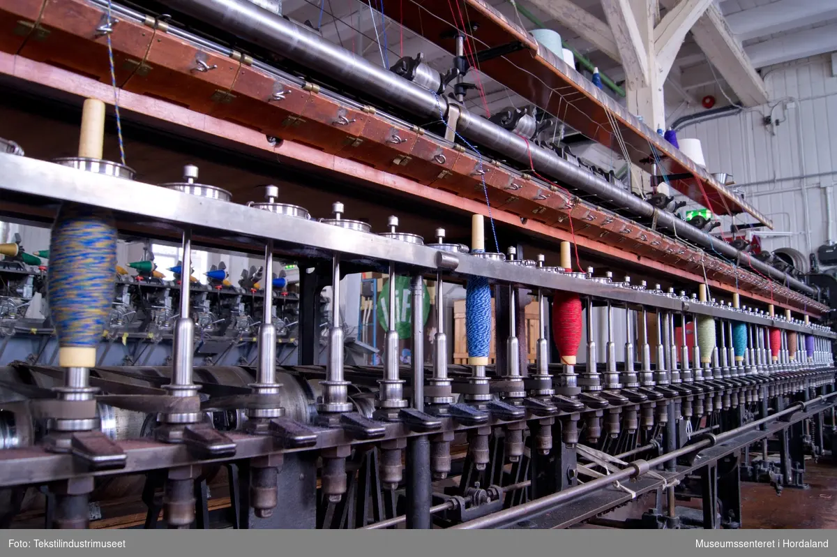 Maskin som tvinnar ein eller fleire trådar saman til ein tråd. Tyskprodusert tvinnemaskin med 50 spindlar. Koner med tråd i ulike fargar plasserast på trebrettet og blir tvinna saman på mindre trespindlar. Elektrisk motor med reimer som kraftoverføring.