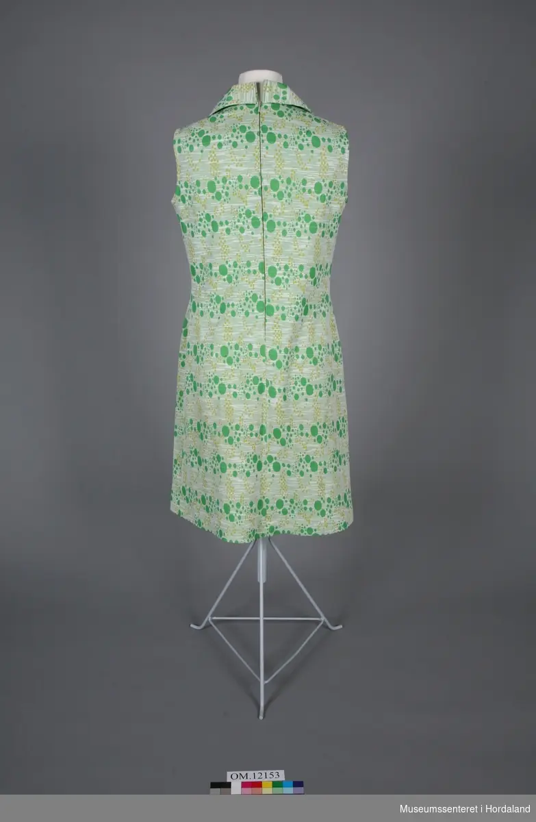 Ermelaus kjole med skjortekrage
 A-fasong med innsnitt  